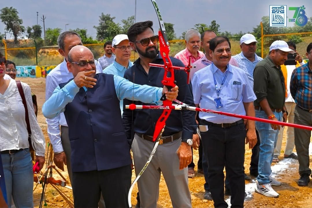 त्रिनेत्र आर्चरी एकेडमी के उद्घाटन के अवसर पर तीरंदाज़ी का प्रदर्शन