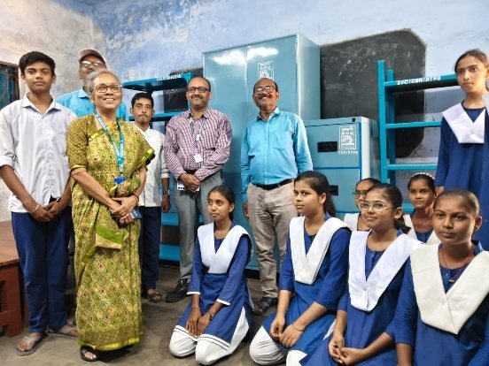 डीवीसी से सहायता प्राप्त करते स्कूली विद्यार्थी